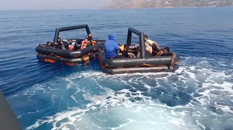 Yunan unsurları 2 can salı içindeki 19 kaçak göçmeni ölüme terk etti
