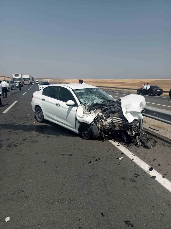 Ağrı’da otomobil traktöre çarptı: 2 yaralı
