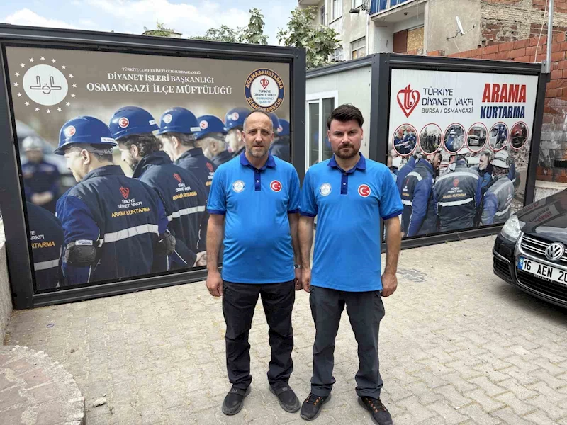 Yangınla mücadele arasında araç üzerinde namazını kılan kahramanlar İHA’ya konuştu
