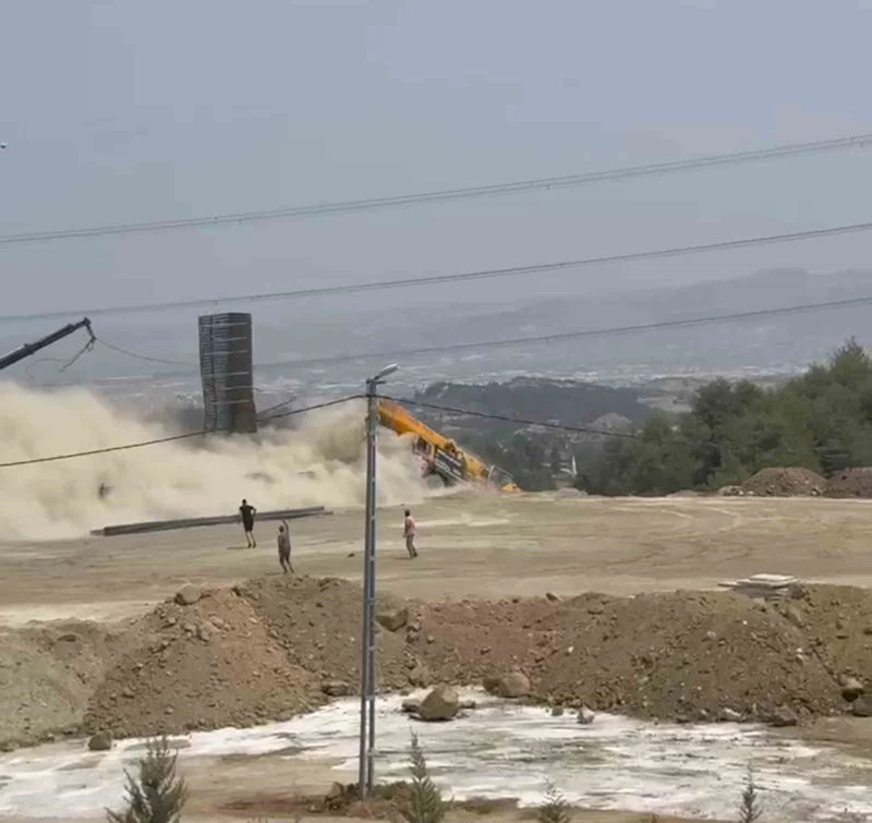 Freni patlayan vinç iki aracı biçerek uçuruma yuvarlandı: 2 ağır yaralı
