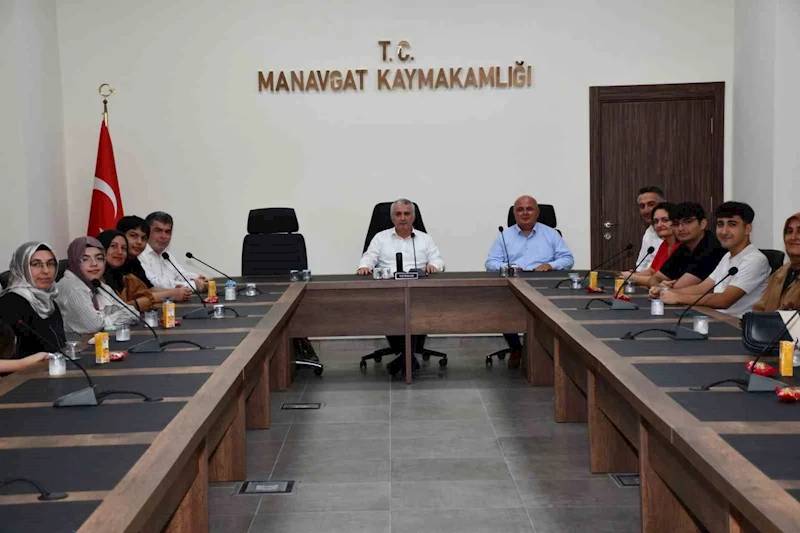 Manavgat’ın başarılı öğrencileri ödüllendirildi
