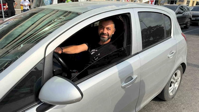 Trafikte cam silen gençler artık zorla kapıları açıp para istiyor

