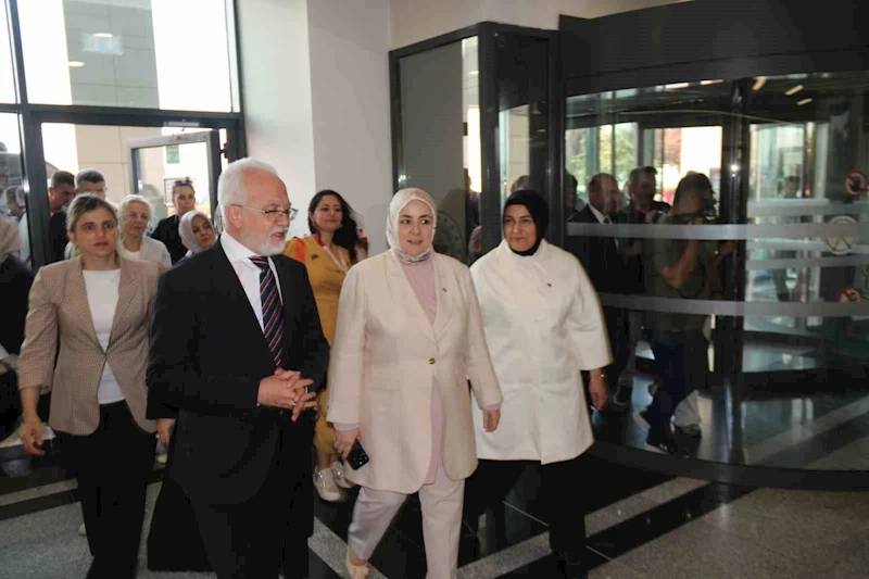 AK Parti İstanbul Milletvekili Ercan, orman yangınında yaralanan personeli hastanede ziyaret etti
