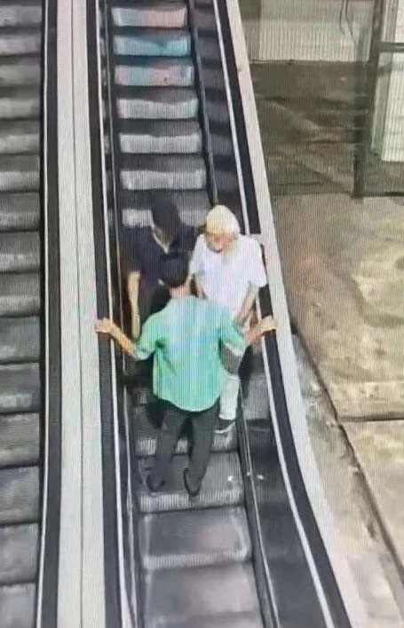 Beyoğlu’nda dehşet anları kamerada: Yaşlı adamın boğazını sıkıp gasp ettiler

