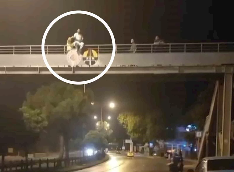 Polis, yaya köprüsündeki intiharı son anda önledi
