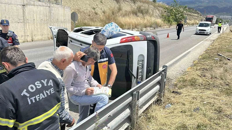 Kastamonu’da hafif ticari araç yan yattı: 2 yaralı
