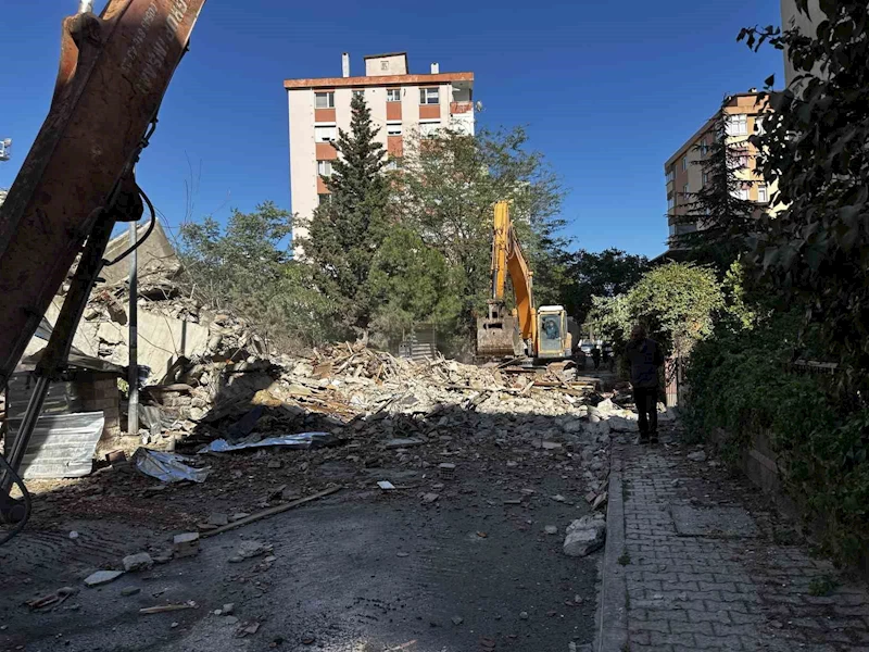 Maltepe’de faciadan dönüldü: 11 katlı bina yıkım sırasında çöktü
