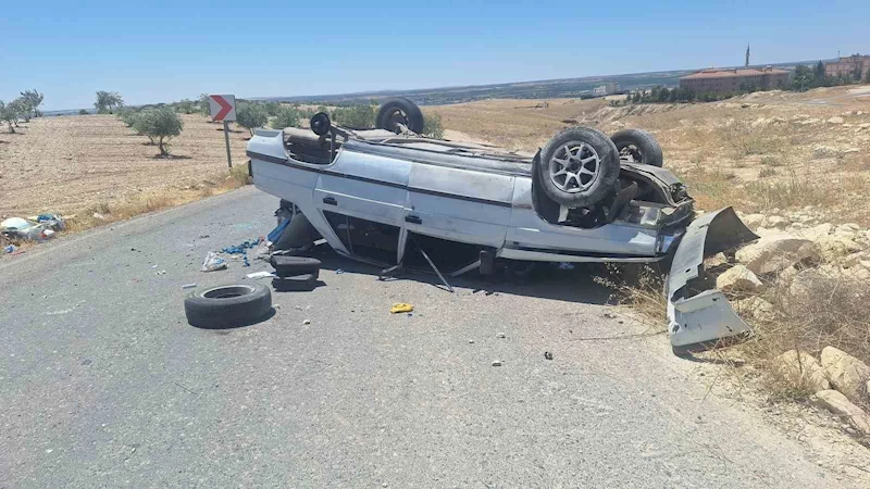Lastiği yerinden kopan otomobil devrildi: 2 yaralı
