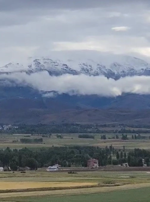 Temmuz’da kar sürprizi: Bayburt’un Soğanlı Dağı’na kar yağdı
