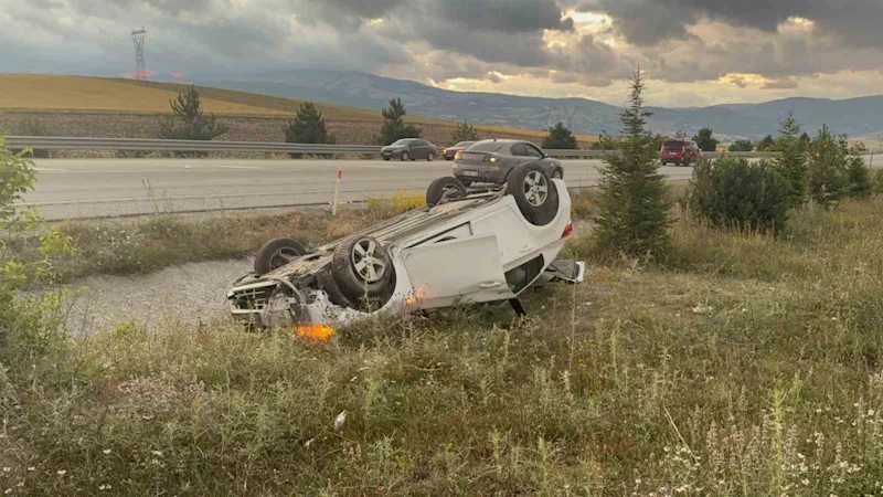 Ters dönen otomobilden sağ kurtuldular
