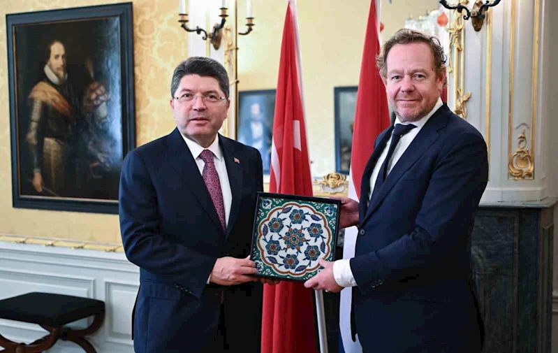 Bakan Tunç, Türkiye’den yıllar önce çalınarak yurtdışına çıkartılan tarihi çiniyi teslim aldı
