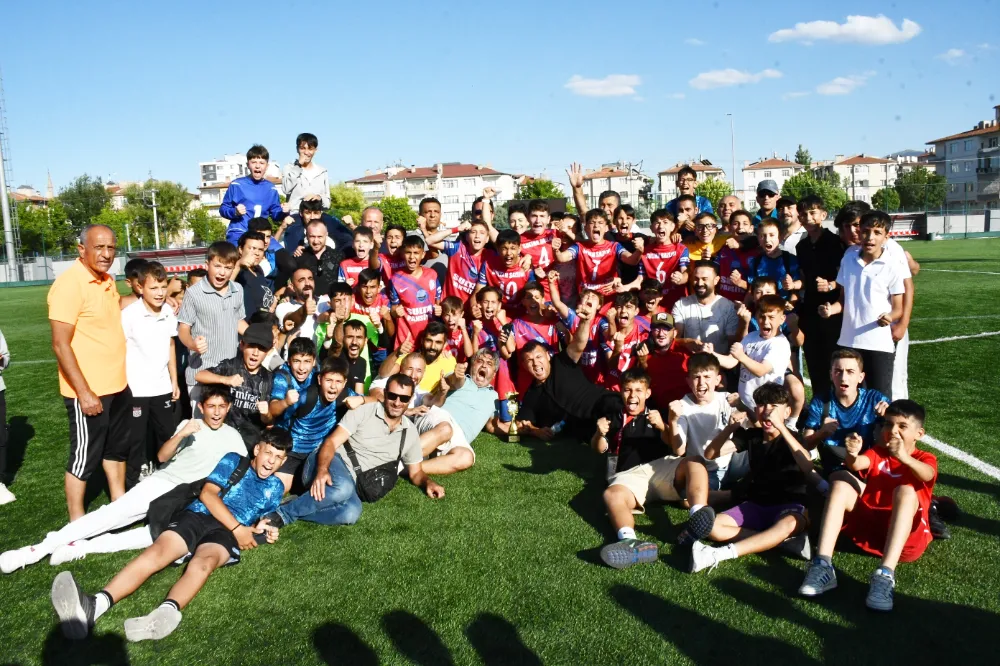 ZEKİ AKPARLARSPOR U11, U12 VE U13’DE ŞAMPİYON OLDU 