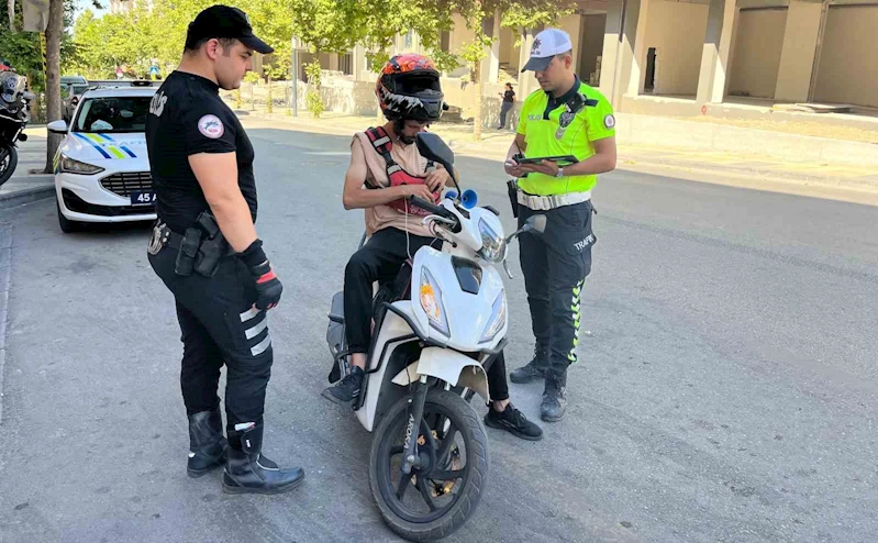 Manisa’da kurallara uymayan motosiklet sürücülerine ceza yağdı
