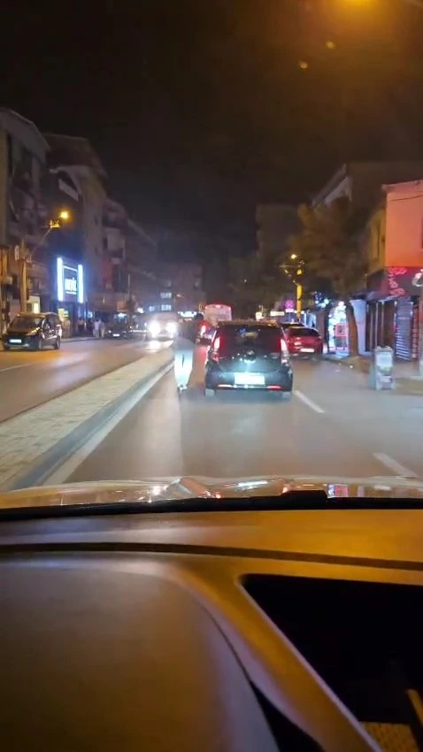 Scooterli gencin tehlikeli yolculuğu kamerada
