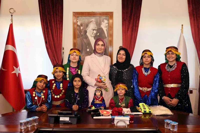 Rengarenk kıyafetleri ile gelen kadınlar valiye kültürlerini anlattı
