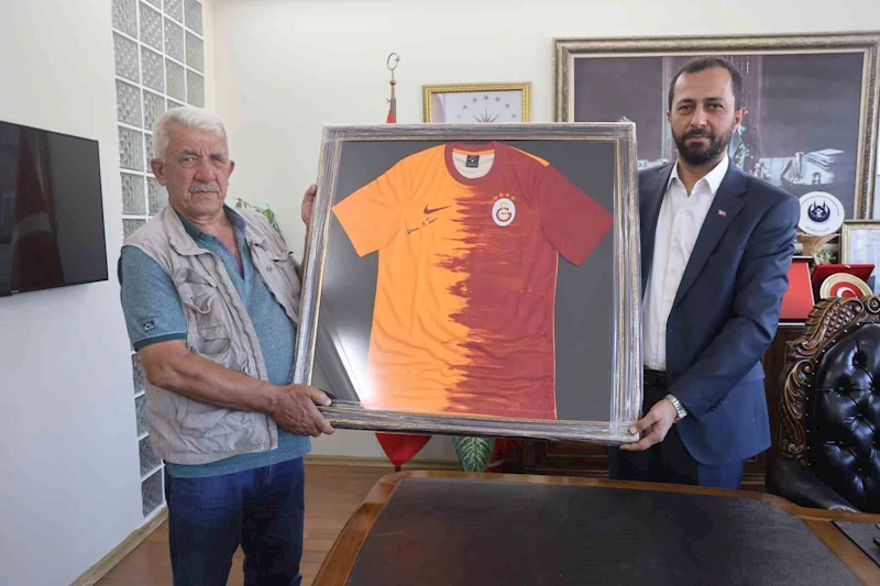 Şampiyonluk iddiasını kazanan Duran amca, kaymakam ve belediye başkanından forma aldı
