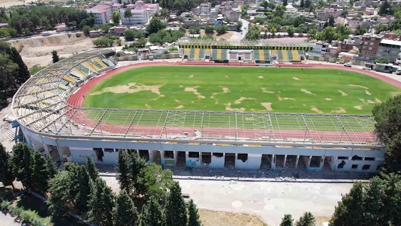 Depremde hasar gören 50 yıllık stadyum yerine yenisi yapılmak için yıkılıyor
