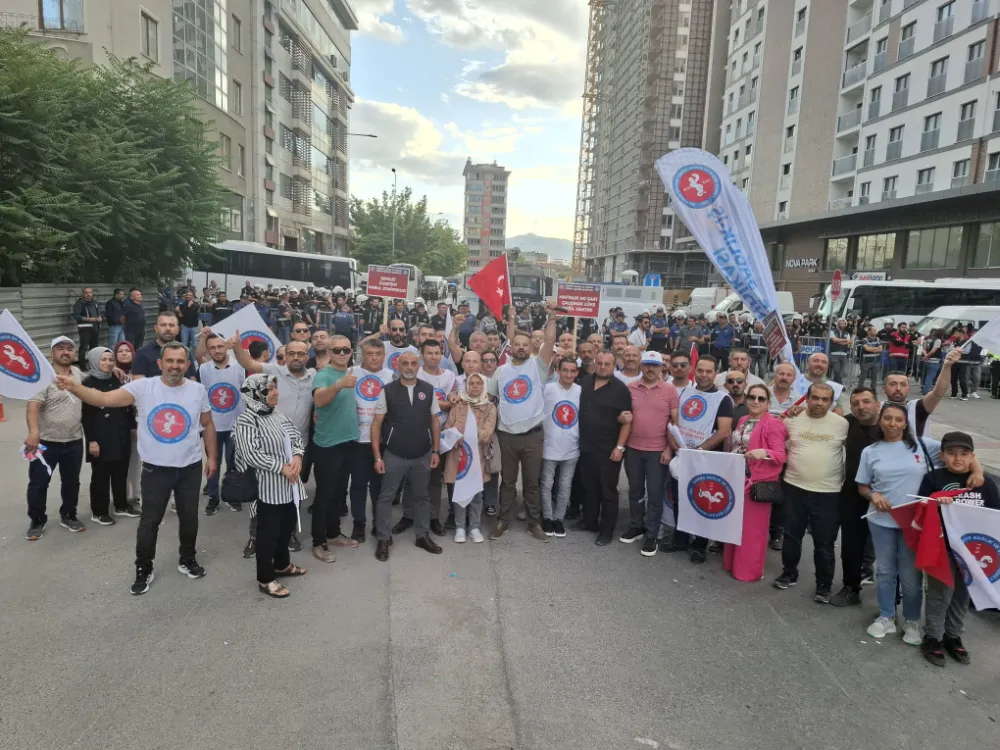 Türk-İş’e bağlı sendika işçileri AK Parti İl Başkanlığı önünde taleplerini sıraladı