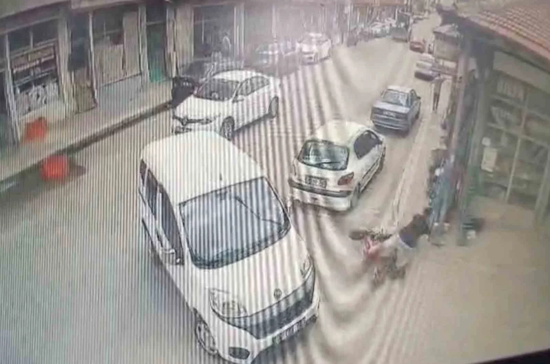 Hafif ticari araç ile elektrikli bisiklet çarpıştı: 1 yaralı
