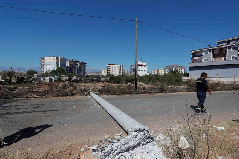 Köpeğe çarpmamak için elektrik direğine vurdu, kopan teller yangın çıkardı
