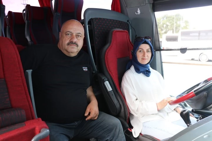 Hayalini gerçekleştirdi, kocası ile aynı otobüste şoförlük yapıyor
