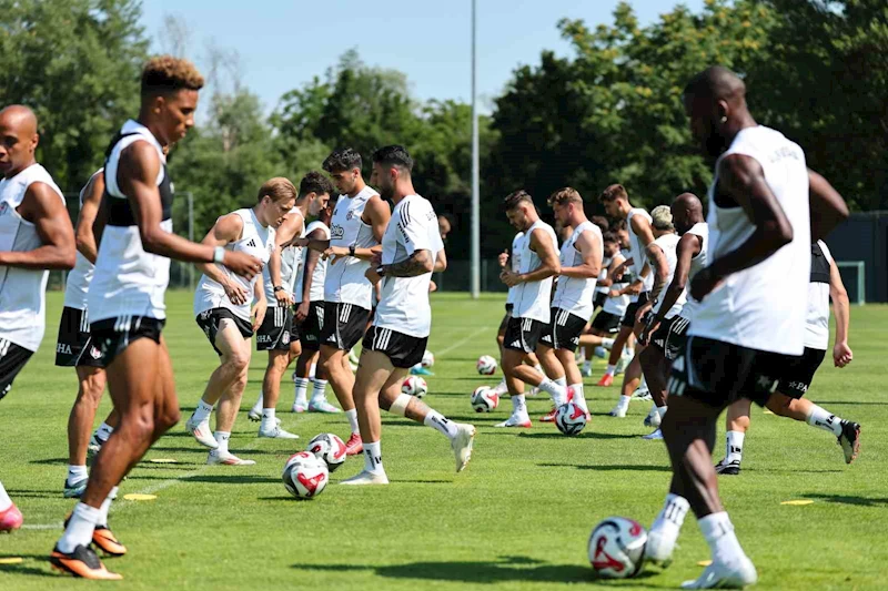 Beşiktaş sabah sahada, akşam salonda çalıştı
