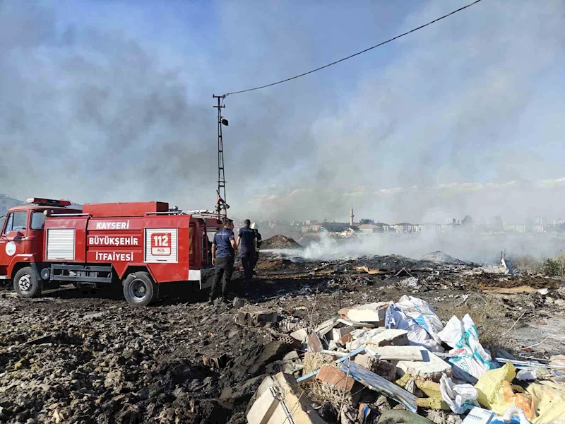Boş arazide çıkan atık yangını söndürüldü
