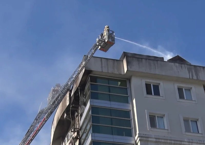 Beylikdüzü’nde korkutan çatı yangını
