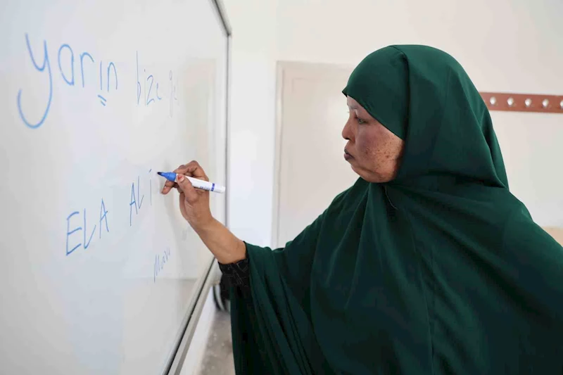 Kanser hastası annesi için 6 bin kilometre geldi: Tercüman bulamadığı için Türkçe kursuna yazıldı
