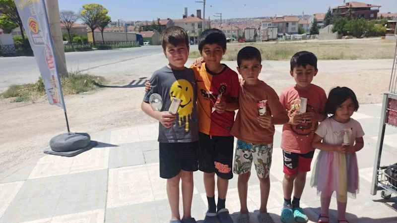 Çevre için ter döken çocuklara esnaftan dondurmalı teşekkür
