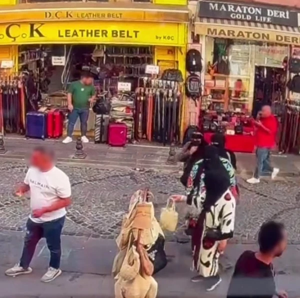 Fatih’te 4 kadın çantaları inceleme bahanesiyle hırsızlık yaptı: O anlar güvenlik kamerasında
