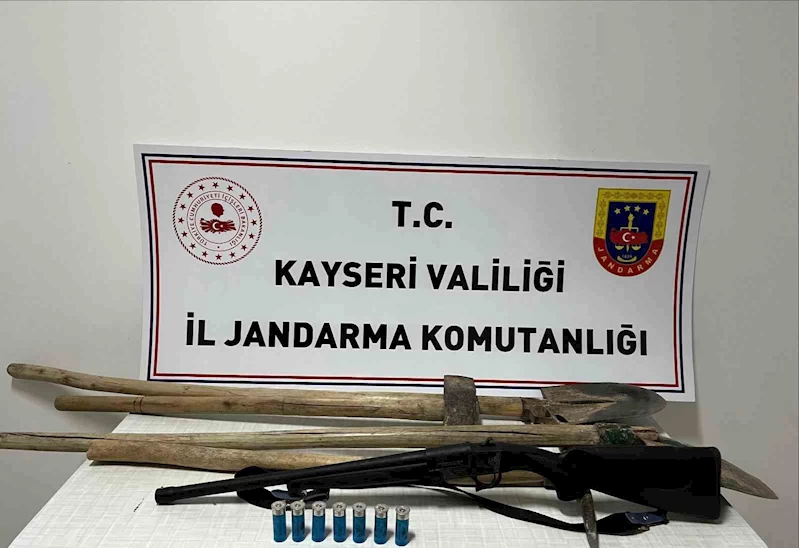 Jandarmadan izinsiz kazı yapanlara suçüstü
