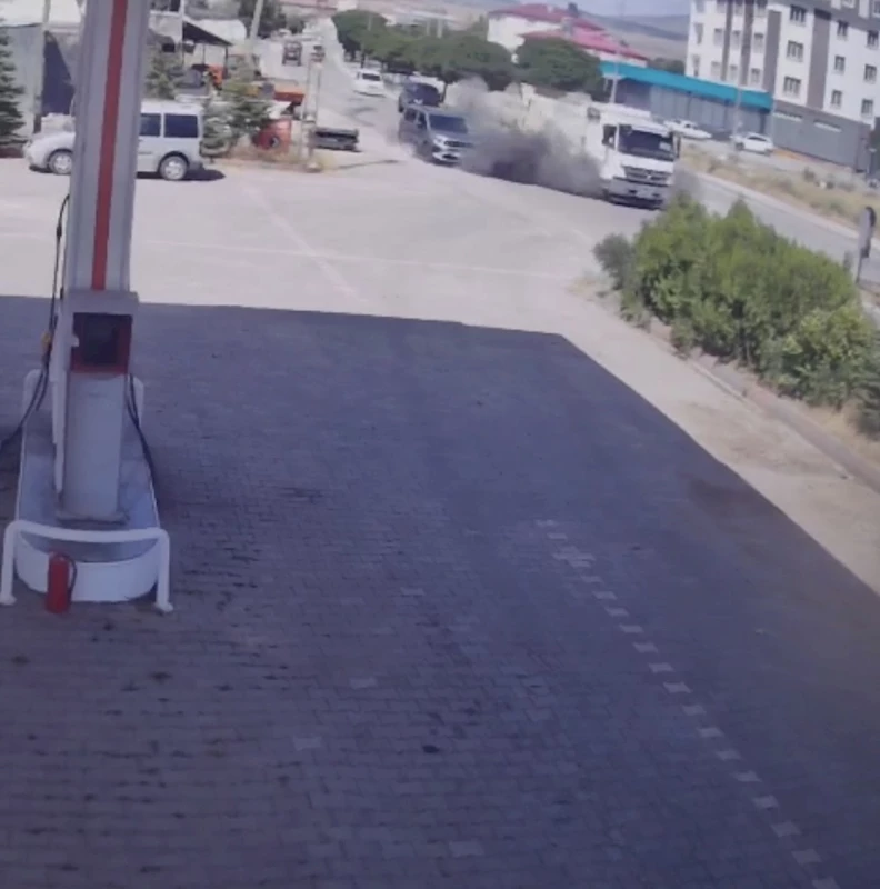 Elazığ’da lastiği patlayan kamyonun tel örgülere çarptığı kaza kamerada
