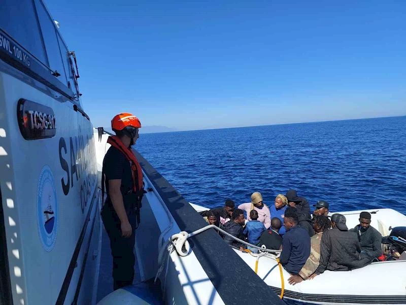 İzmir açıklarında 16 kaçak göçmen yakalandı
