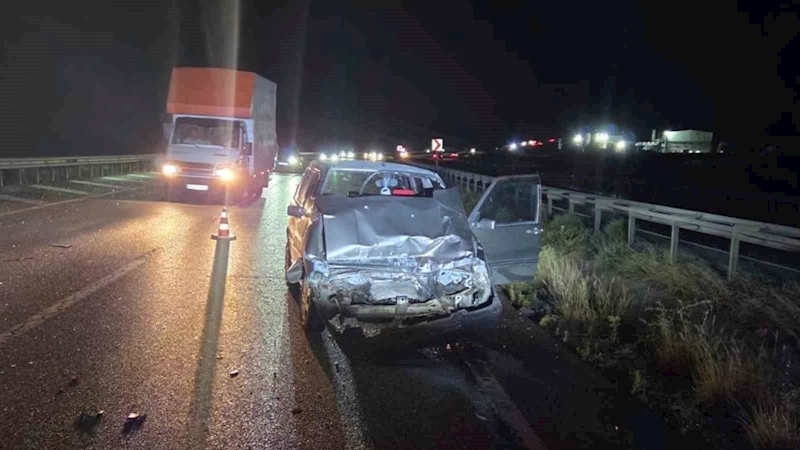 Kırıkkale’de otomobil tıra çarptı: 2 yaralı
