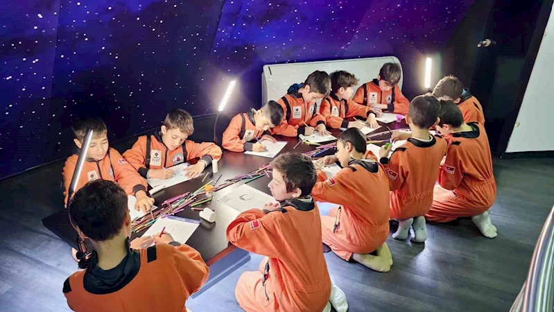 Kağıthane’de çocuklar uzayın derinliklerini keşfediyor
