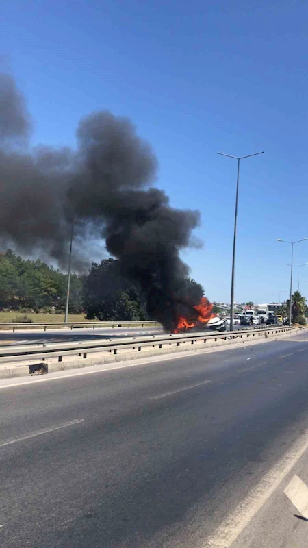 Manavgat’ta bariyerlere çarpan otomobil alev aldı: 2 yaralı
