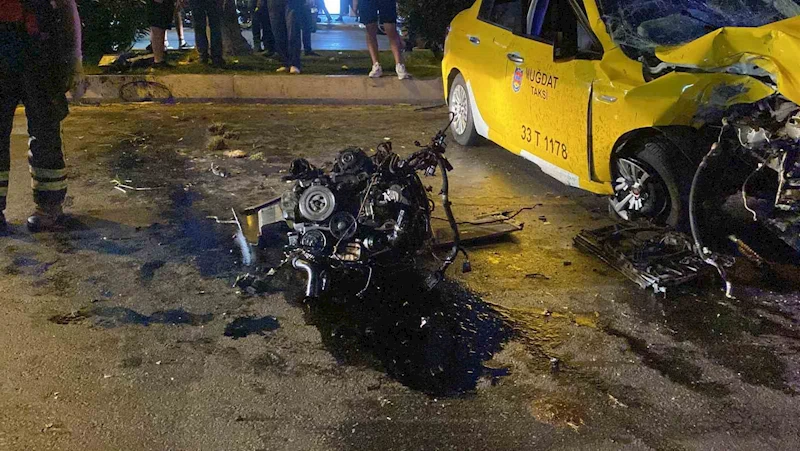 Ticari taksi refüje çarptı, motoru yerinden fırladı
