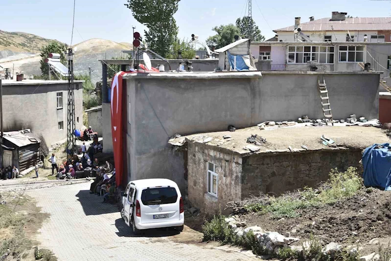 Mutki’de şehidin evine Türk bayrağı asıldı
