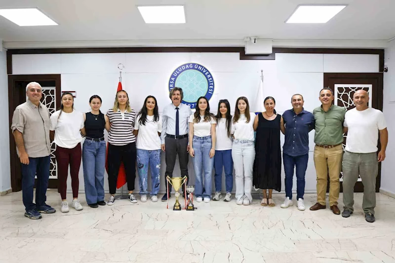 BUÜ Kadın Hentbol Takımından çifte şampiyonluk
