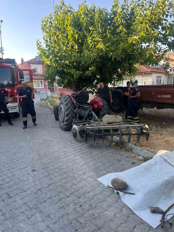 Traktör ağaca çarptı, sürücü hayatını kaybetti
