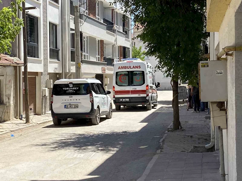 İkinci kattan düşen küçük çocuk hastaneye kaldırıldı

