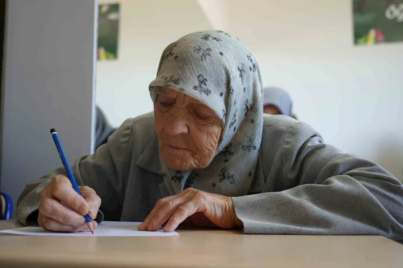 Torun sahibi ninelerin okumayı öğrenme azimleri imrendiriyor
