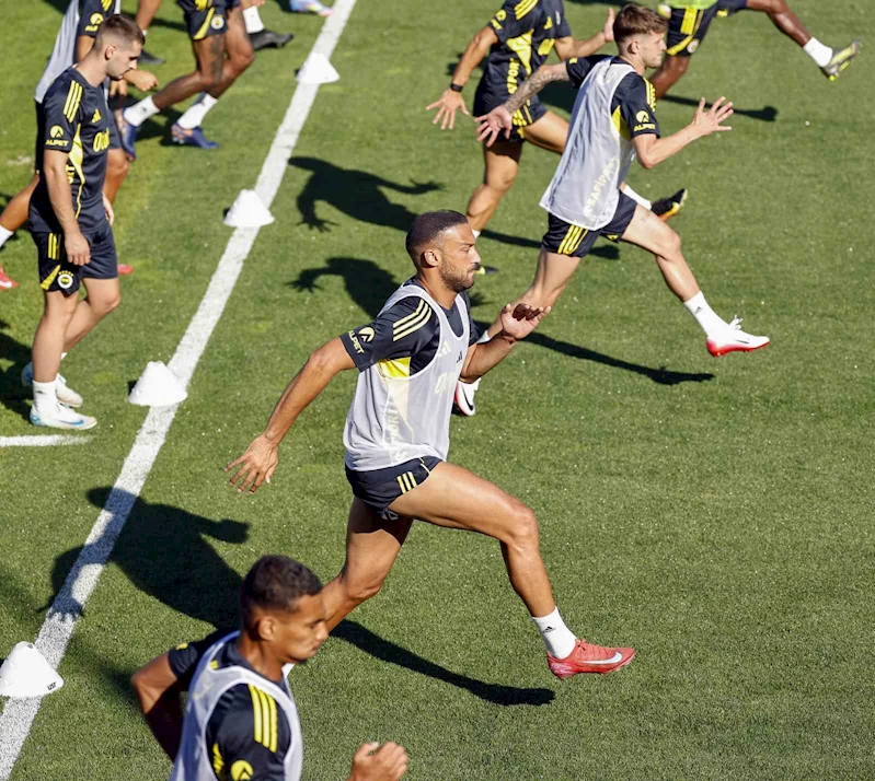 Fenerbahçe, yeni sezon hazırlıklarını akşam idmanıyla sürdürdü

