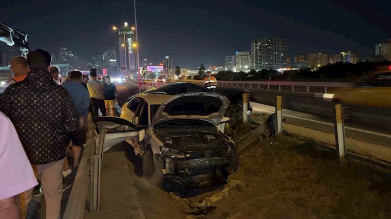 Makas atan araç kazaya sebep oldu: 2 otomobil yol ayrımındaki boşluğa düştü

