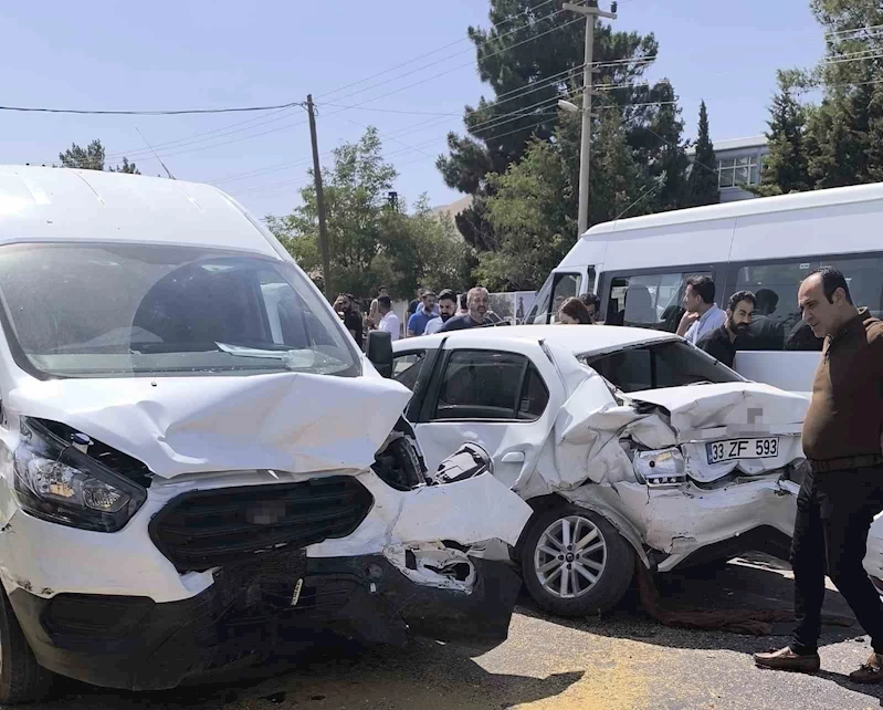 Mardin’de freni patlayan tır, ışıkta bekleyen araçlara çarptı: 7 yaralı

