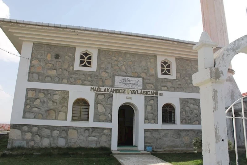 Yangın çıkan cami büyük hasar aldı, Kur’an-ı Kerim’ler zarar görmedi
