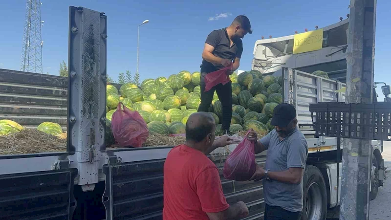 Elazığlı esnaf 30 ton karpuzu ücretsiz dağıttı
