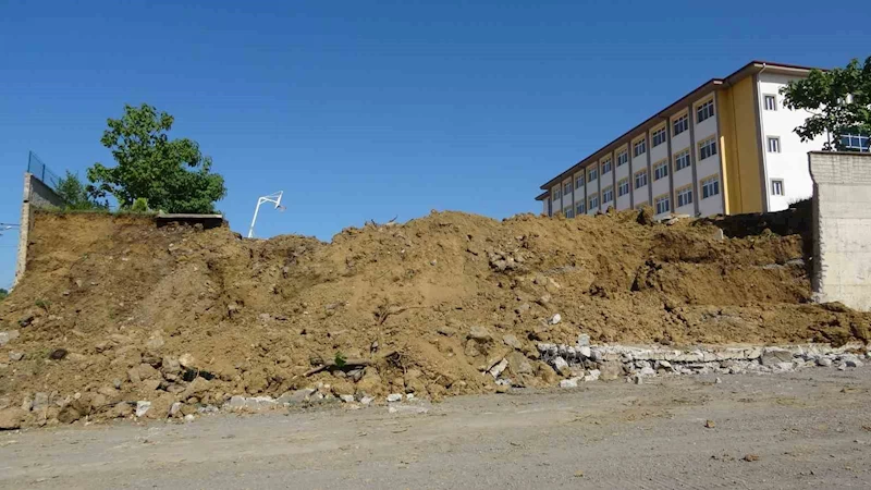 Çatlaklar oluşan lisenin bahçe duvarı yıkıldı
