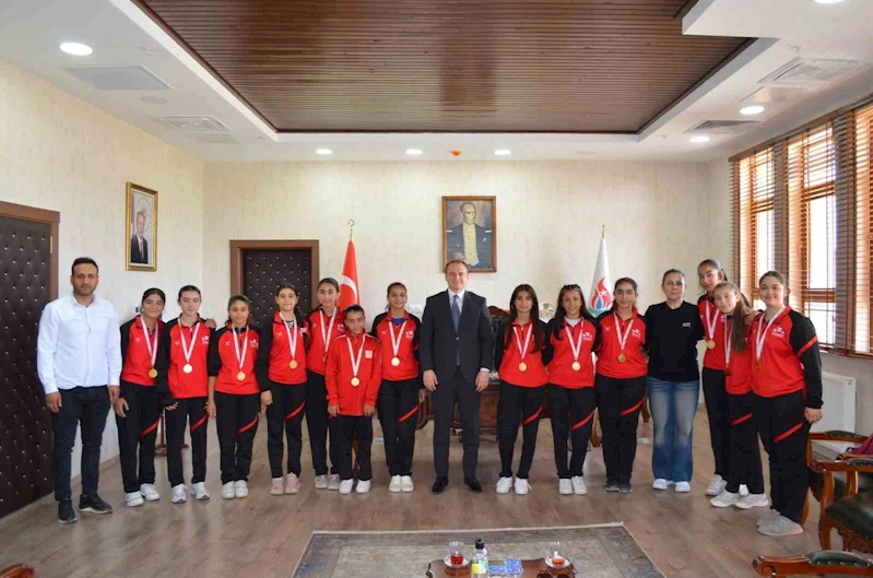 Kaymakam Koşansu, şampiyon voleybolcuları ağırladı

